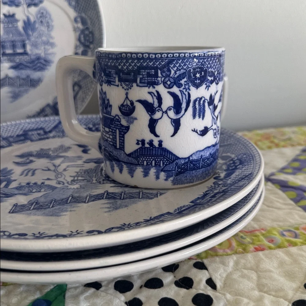 Vintage Blue and White Porcelain Dinnerware Blue Willow Pattern Set of 8 for 4 - Picture 3 of 5